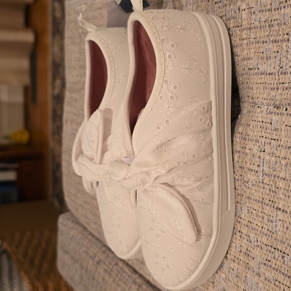 OSHKOSH BRAND TODDLER GIRLS WHITE SLIP-ON EYELET SNEAKERS SIZE 11 - Picture 4 of 15